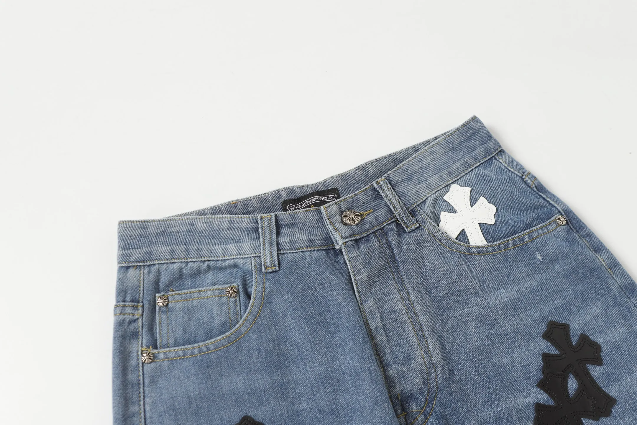 P256 Actual photo [High quality] Coding: H32 Color: Picture color Size: S to XXXL Chrome Hearts/Chrome Hearts 2025SS retro faded ice blue black and white cross Paris limited denim trousers -Vibe style straight stacked god-level version -Ice blue faded denim fabric -A complete set of vintage vintage hardware -Chrome Hearts washed ice blue The high version uses high-ounce custom fabrics, fermentation washing and soft color fixation, soft and thick to wear The details are all produced by pure hand polishing and craftsmanship. All-over jacquard fabrics have unique design styles. Multiple processes create a full retro feel. Niche unique non-colliding shirts. Customized old spray-painted buttons. Every detail is crafted with craftsmanship. Size Pants length Waist Hips Unit cm S 98 68 100 M 99 72 104 L 100 76 108 XL 101 80 112 XXL 102 84 116 XXXL 103 88 120